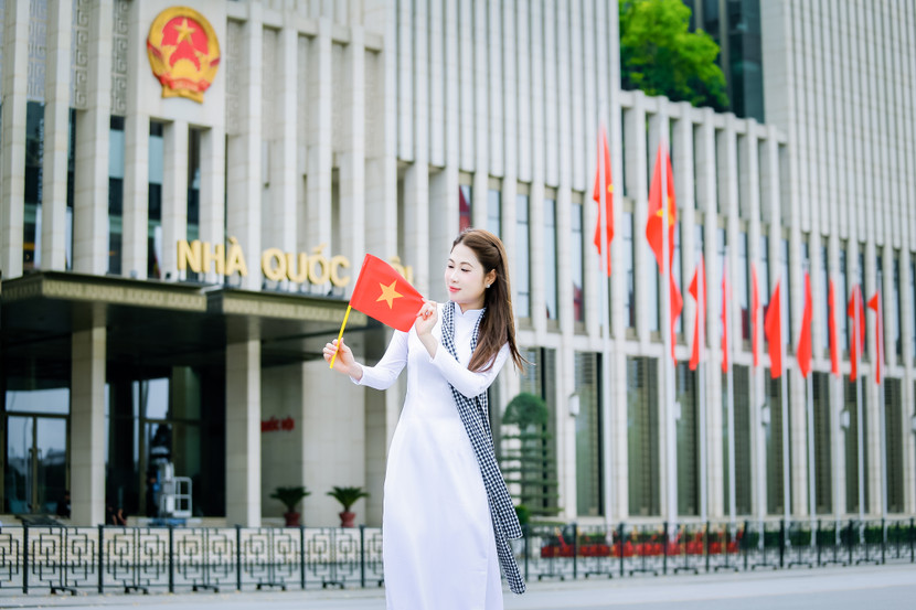 Giữa không khí trang trọng và hào hùng ấy, hình ảnh tà áo dài thướt tha, lá cờ đỏ sao vàng kiêu hãnh tại những địa danh lịch sử đã trở thành điểm nhấn đầy ý nghĩa