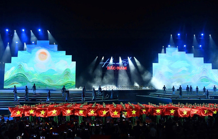 Sân khấu được dàn dựng công phu, tái hiện dòng sông Bến Hải, cầu Hiền Lương (Quảng Trị)