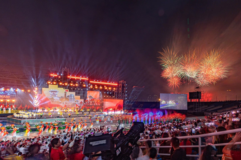 Màn pháo hoa nghệ thuật kéo dài 15 phút như một màn chào mừng của Thủ đô Hà Nội gửi tới TP.HCM nhân kỷ niệm 50 năm Ngày Giải phóng miền Nam, thống nhất đất nước