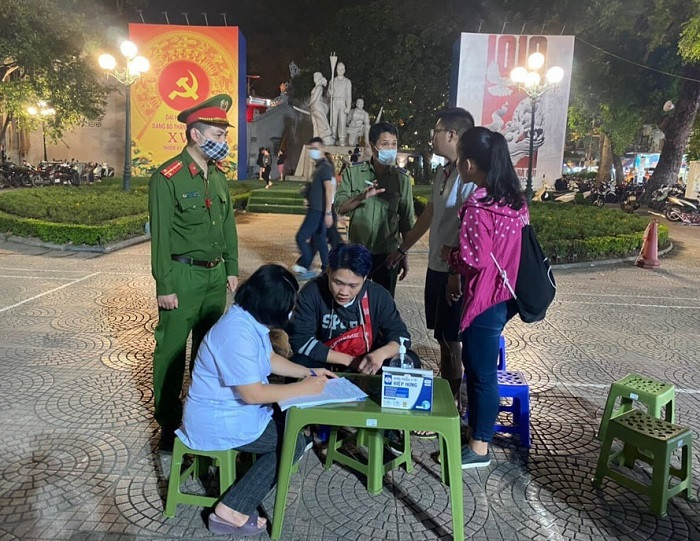 Quận Hoàn Kiếm ra quân nhắc nhở, vận động người dân đeo khẩu trang khi vào phố đi bộ Quận Hoàn Kiếm ra quân nhắc nhở, vận động người dân đeo khẩu trang khi vào phố đi bộ