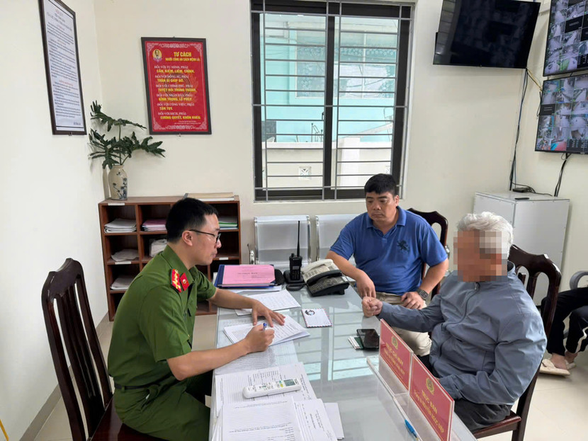 Công an xã Bát Tràng trân trọng mời người nhặt được chiếc phong bì chứa tiền đến trụ sở để trả lại tài sản cho người đánh rơi Công an xã Bát Tràng trân trọng mời người nhặt được chiếc phong bì chứa tiền đến trụ sở để trả lại tài sản cho người đánh rơi