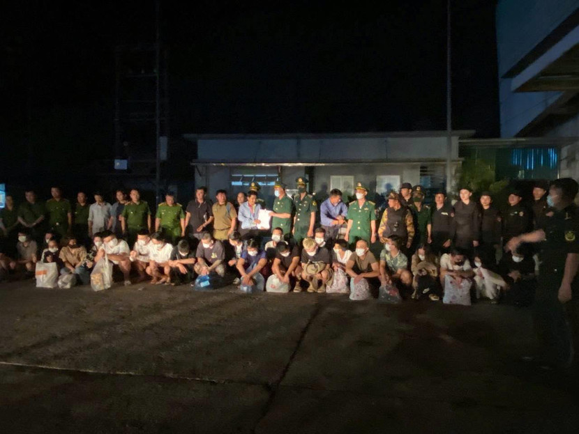 Công an Lào bàn giao các đối tượng cho Công an Việt Nam Công an Lào bàn giao các đối tượng cho Công an Việt Nam