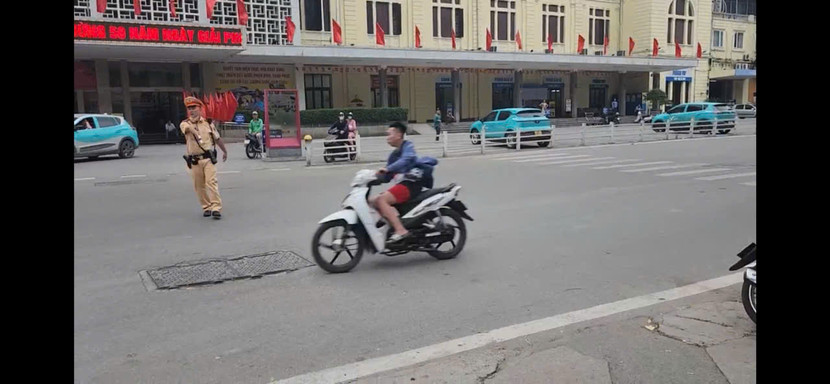 Hình ảnh Nguyễn Hoài Nam không chấp hành tín hiệu của Cảnh sát giao thông Hình ảnh Nguyễn Hoài Nam không chấp hành tín hiệu của Cảnh sát giao thông