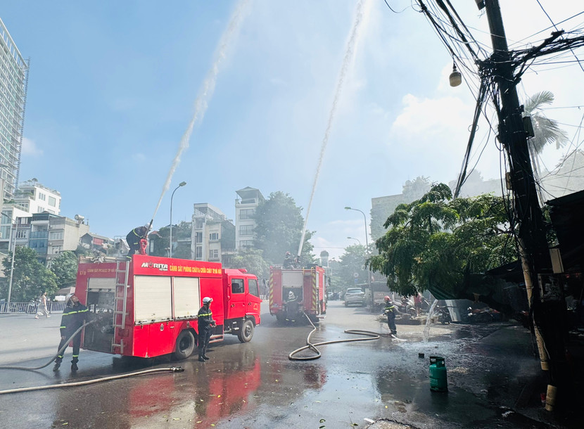 Lực lượng PCCC chuyên nghiệp khẩn trương dập tắt đám cháy