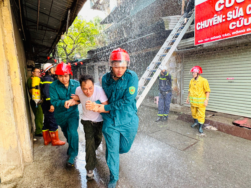 Lực lượng PCCC cơ sở khẩn trương đưa người mắc kẹt ra khu vực an toàn