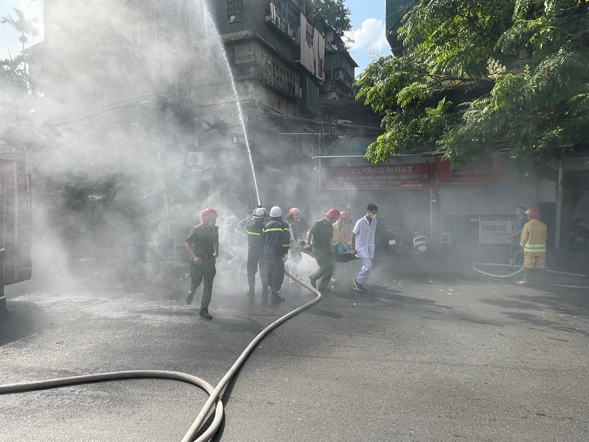 Các lực lượng phối hợp dập tắt đám cháy giả định