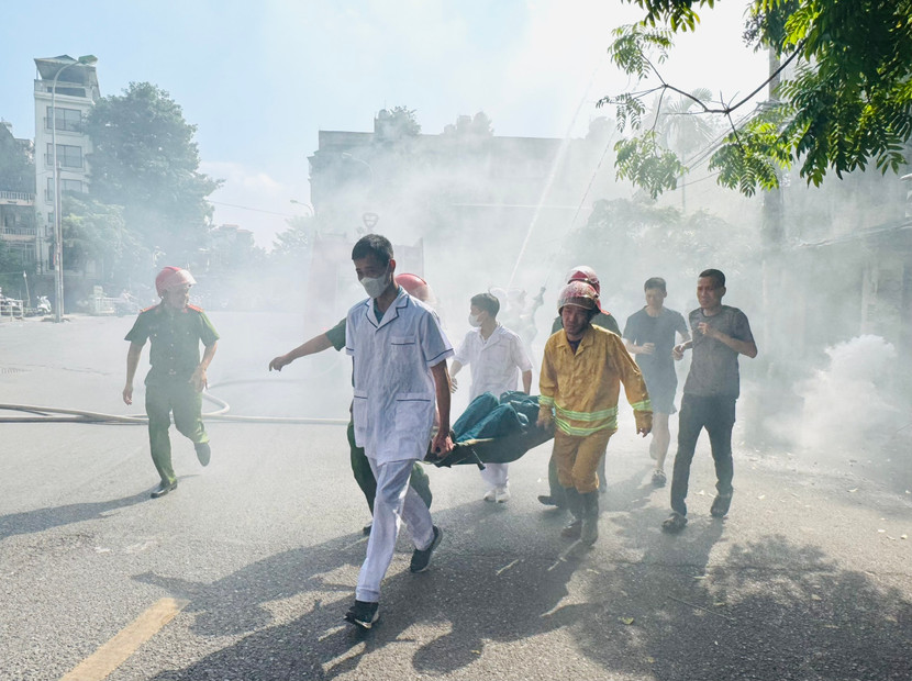 Đưa người mắc kẹt thoát khỏi vụ hỏa hoạn giả định