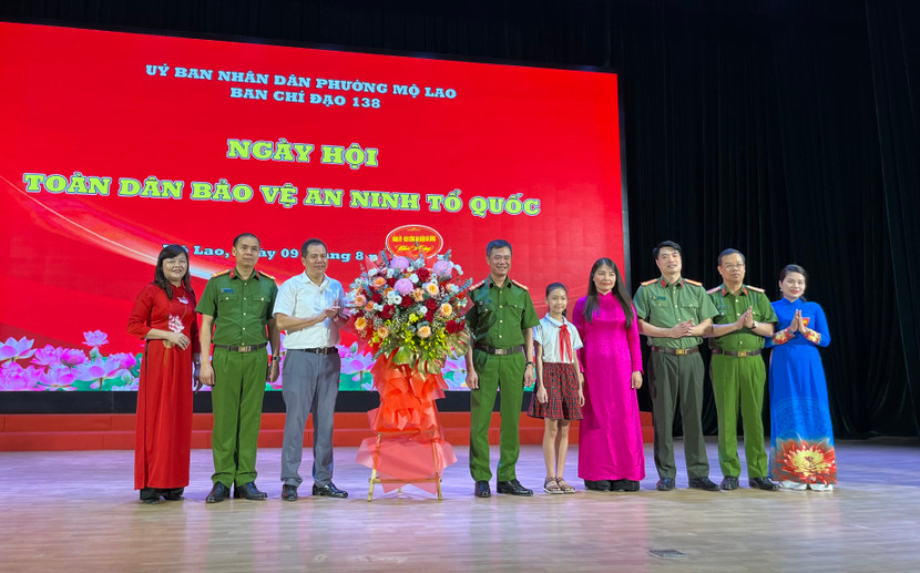 Đại tá Nguyễn Ngọc Quyền cùng Ban Chỉ huy Công an quận Hà Đông tặng hoa chúc mừng phường Mộ Lao Đại tá Nguyễn Ngọc Quyền cùng Ban Chỉ huy Công an quận Hà Đông tặng hoa chúc mừng phường Mộ Lao