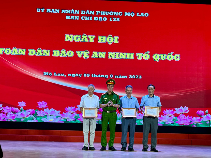 Đại tá Nguyễn Ngọc Quyền - Trưởng Công an quận trao khen thưởng cho đại diện các tập thể có thành tích xuất sắc trong phong trào toàn dân bảo vệ an ninh Tổ quốc Đại tá Nguyễn Ngọc Quyền - Trưởng Công an quận trao khen thưởng cho đại diện các tập thể có thành tích xuất sắc trong phong trào toàn dân bảo vệ an ninh Tổ quốc