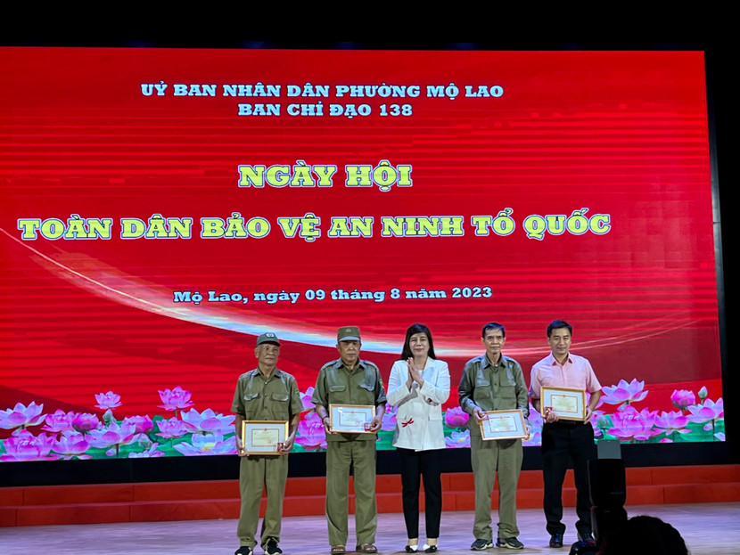 Đồng chí Phạm Thị Hoà - Phó Chủ tịch UBND quận Hà Đông trao khen thưởng của UBND quận cho các đại diện có thành tích xuất sắc Đồng chí Phạm Thị Hoà - Phó Chủ tịch UBND quận Hà Đông trao khen thưởng của UBND quận cho các đại diện có thành tích xuất sắc