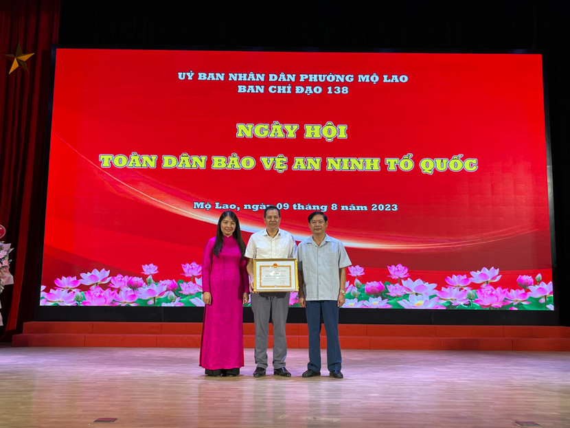 Đồng chí Phạm Thanh Học trao bằng khen của Chủ tịch UBND thành phố cho nhân dân và cán bộ phường Mộ Lao Đồng chí Phạm Thanh Học trao bằng khen của Chủ tịch UBND thành phố cho nhân dân và cán bộ phường Mộ Lao