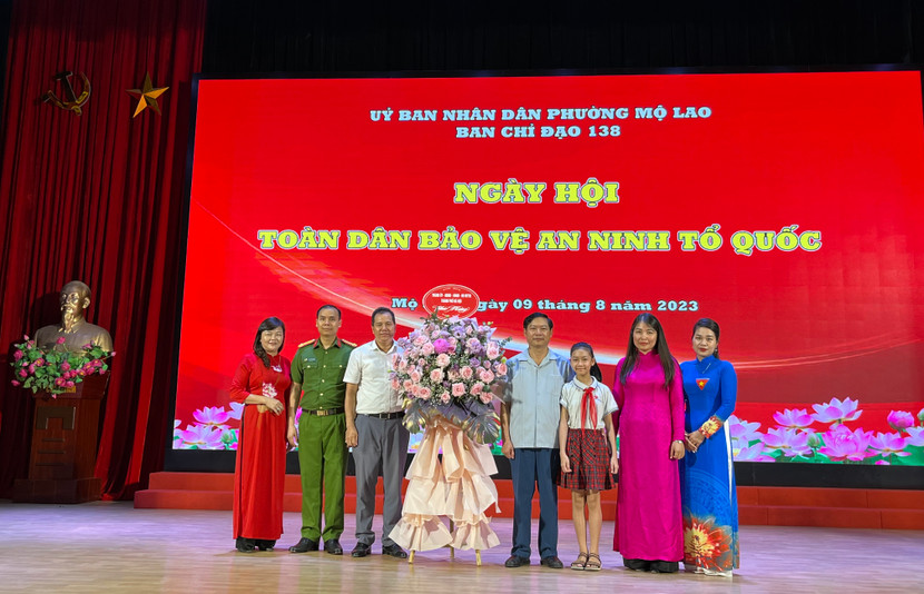 Đồng chí Phạm Thanh Học - Phó Trưởng Ban thường trực Ban Tuyên giáo Thành ủy tặng hoa chúc mừng Đảng bộ, chính quyền và nhân dân phường Mộ Lao Đồng chí Phạm Thanh Học - Phó Trưởng Ban thường trực Ban Tuyên giáo Thành ủy tặng hoa chúc mừng Đảng bộ, chính quyền và nhân dân phường Mộ Lao