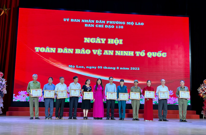 Các tập thể, cá nhân có thành tích xuất sắc trong công tác bảo vệ an ninh Tổ quốc được khen thưởng Các tập thể, cá nhân có thành tích xuất sắc trong công tác bảo vệ an ninh Tổ quốc được khen thưởng