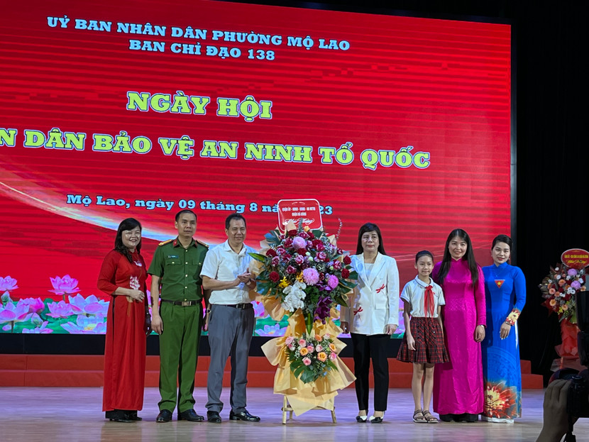 Đồng chí Phạm Thị Hoà - Phó Chủ tịch UBND quận Hà Đông tặng hoa chúc mừng ngày hội toàn dân bảo vệ an ninh Tổ quốc phường Mộ Lao Đồng chí Phạm Thị Hoà - Phó Chủ tịch UBND quận Hà Đông tặng hoa chúc mừng ngày hội toàn dân bảo vệ an ninh Tổ quốc phường Mộ Lao