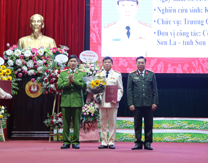 Học viện Cảnh sát nhân dân trao bằng Tiến sĩ