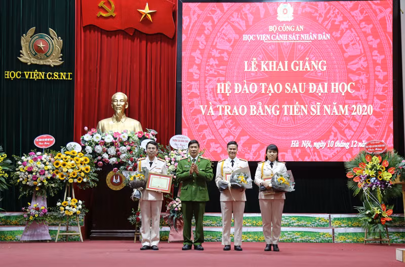 Thiếu tướng Trần Minh Hưởng trao khen thưởng của Học viện cho các 'tân' Tiến sĩ