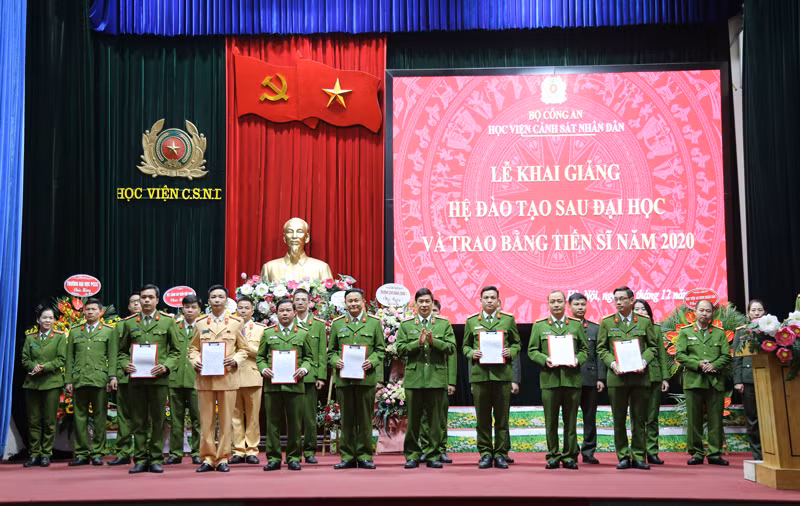 Thiếu tướng, GS.TS Trần Minh Hưởng, Giám đốc Học viện trao Quyết định thành lập lớp cho Ban cán sự các lớp học