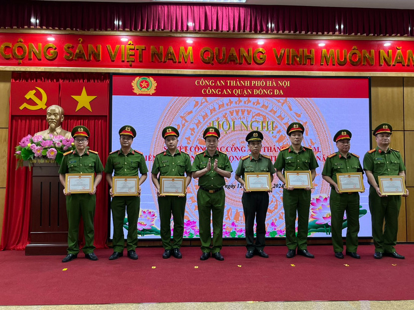 Trao giấy khen của Giám đốc CATP Hà Nội cho các cá nhân có thành tích xuất sắc