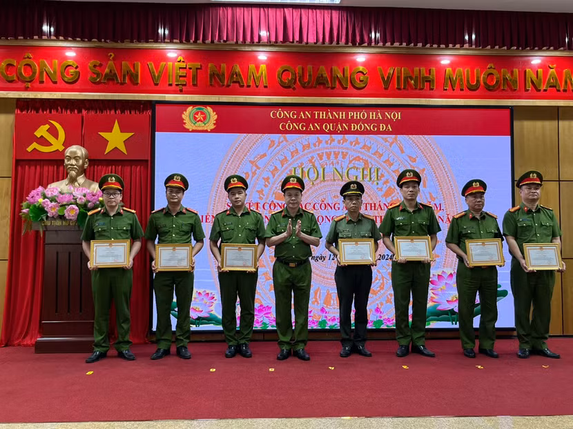 Trao giấy khen của Giám đốc CATP Hà Nội cho các cá nhân có thành tích xuất sắc