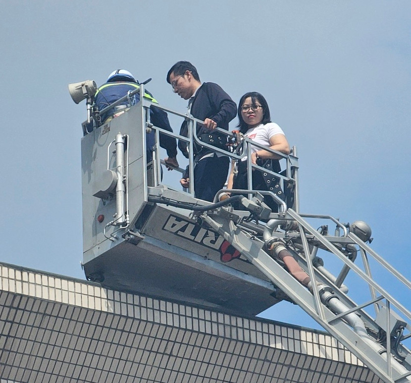 Sử dụng thang tiếp cận người mắc kẹt ở tầng cao