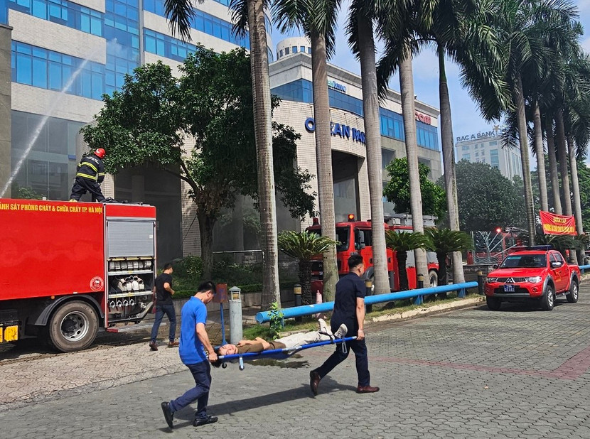 Đưa người bị nạn thoát ra khỏi đám cháy