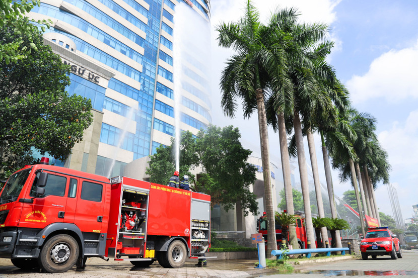 Lực lượng PCCC chuyên nghiệp phối hợp chặt chẽ với lực lượng tại chỗ xử lý đám cháy giả định
