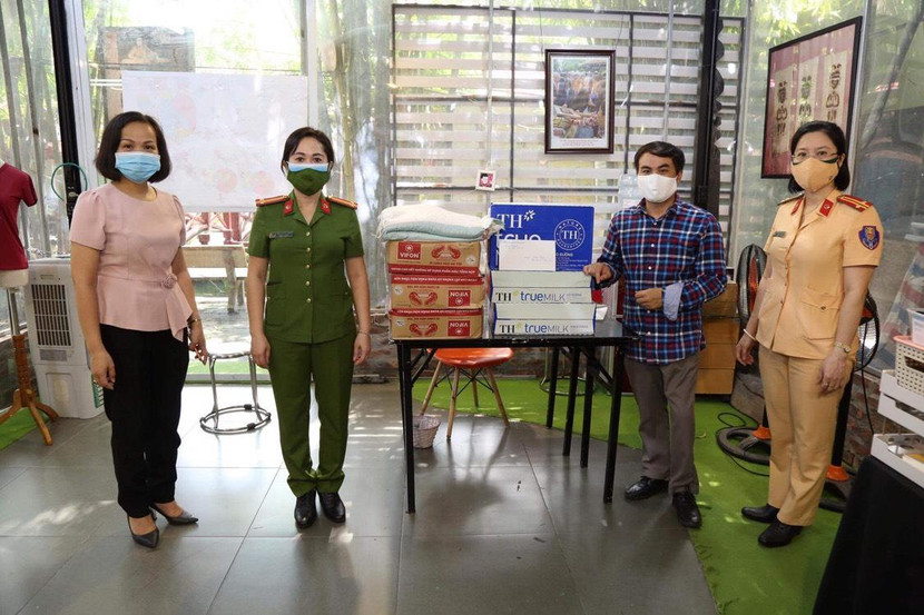 Thăm tặng quà Hợp tác xã Vụn ART (người khuyết tật trên địa bàn quận Hà Đông khó khăn)