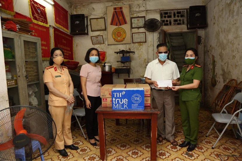 Những món quà gửi tặng Hội người mù quận Hà Đông