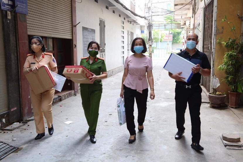 Những món quà cán bộ Hội phụ nữ Công an quận Hà Đông gửi tặng các đơn vị, cá nhân có hoàn cảnh khó khăn