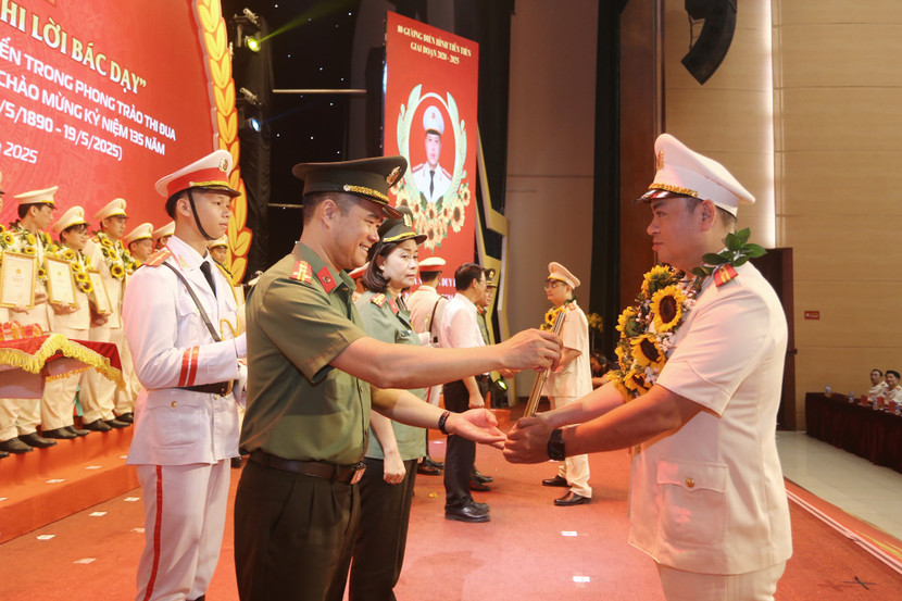 Thiếu tá Đỗ Trần Quân - Trưởng Ban Thư ký biên tập Chuyên đề An ninh Thủ đô vinh dự được khen thưởng Thiếu tá Đỗ Trần Quân - Trưởng Ban Thư ký biên tập Chuyên đề An ninh Thủ đô vinh dự được khen thưởng