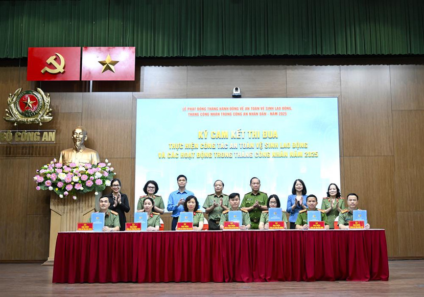 Đại diện Công an các đơn vị, địa phương trong lực lượng CAND ký cam kết thi đua thực hiện công tác ATVSLĐ và các hoạt động trong Tháng Công nhân năm 2025