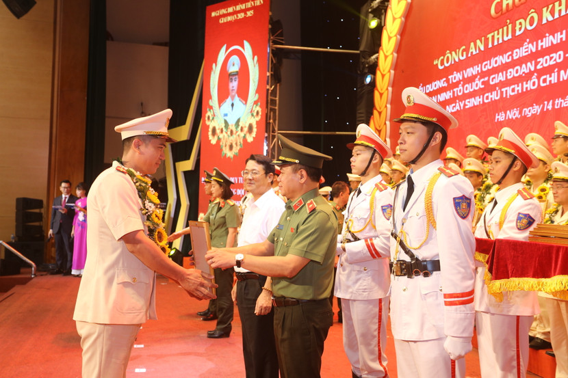 Thiếu tướng Nguyễn Thanh Tùng, Giám đốc CATP Hà Nội trao khen thưởng cho các gương điển hình tiên tiến Thiếu tướng Nguyễn Thanh Tùng, Giám đốc CATP Hà Nội trao khen thưởng cho các gương điển hình tiên tiến