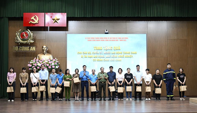 Các đồng chí Thứ trưởng Đặng Hồng Đức, Phó Chủ tịch Tổng Liên đoàn Lao động Việt Nam Ngọ Duy Hiểu trao quà tặng cán bộ, chiến sĩ, người lao động trong CAND bị tai nạn lao động, mắc bệnh nghề nghiệp, có hoàn cảnh khó khăn