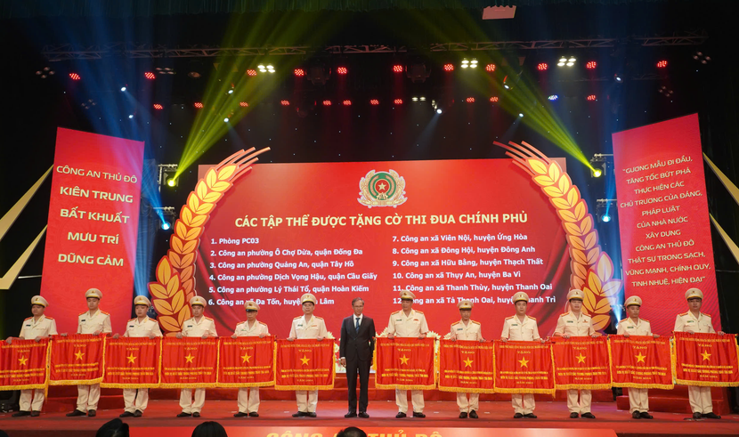 Đồng chí Phan Văn Hùng - Phó Trưởng ban Ban thi đua khen thưởng Trung ương trao Cờ thi đua Chính phủ cho 12 tập thể Đồng chí Phan Văn Hùng - Phó Trưởng ban Ban thi đua khen thưởng Trung ương trao Cờ thi đua Chính phủ cho 12 tập thể