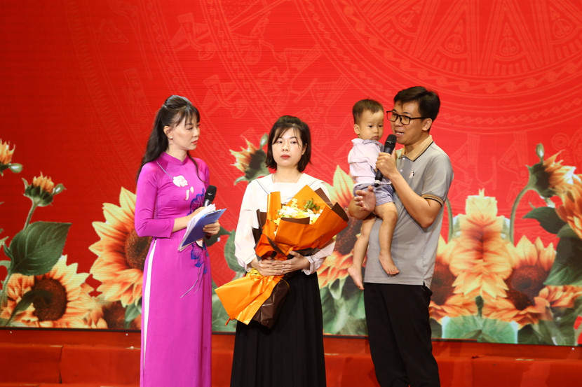 Gia đình anh Kỳ - chị Trang xúc động chia sẻ câu chuyện được các cán bộ Công an Thủ đô cứu thoát khỏi vụ cháy Gia đình anh Kỳ - chị Trang xúc động chia sẻ câu chuyện được các cán bộ Công an Thủ đô cứu thoát khỏi vụ cháy