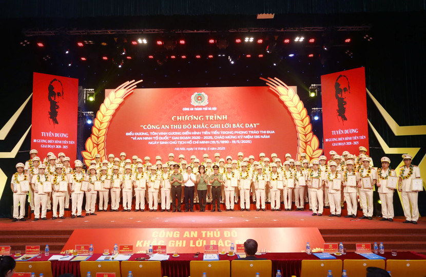 Đồng chí Vũ Hà - Phó Trưởng ban Tuyên giáo và dân vận Thành ủy Hà Nội, đồng chí Nguyễn Thị Thúy Thanh, Phó Cục trưởng Cục Công tác chính trị Bộ Công an, Thiếu tướng Nguyễn Thanh Tùng, Giám đốc CATP Hà Nội, Đại tá Nguyễn Ngọc Quyền, Phó Giám đốc CATP Hà Nội trao khen thưởng cho 80 gương điển hình Đồng chí Vũ Hà - Phó Trưởng ban Tuyên giáo và dân vận Thành ủy Hà Nội, đồng chí Nguyễn Thị Thúy Thanh, Phó Cục trưởng Cục Công tác chính trị Bộ Công an, Thiếu tướng Nguyễn Thanh Tùng, Giám đốc CATP Hà Nội, Đại tá Nguyễn Ngọc Quyền, Phó Giám đốc CATP Hà Nội trao khen thưởng cho 80 gương điển hình