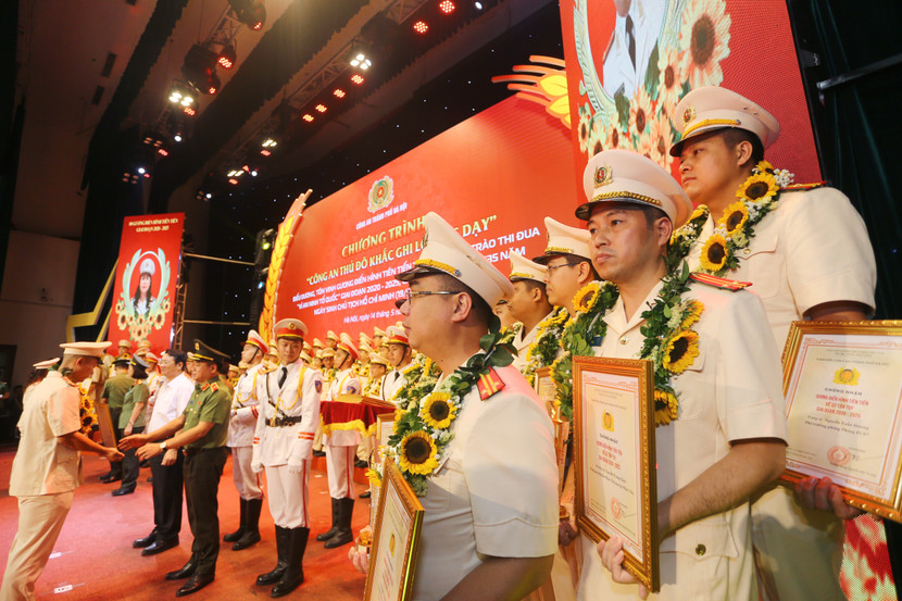 80 gương điển hình tiên tiến của Công an Thủ đô được tôn vinh 80 gương điển hình tiên tiến của Công an Thủ đô được tôn vinh