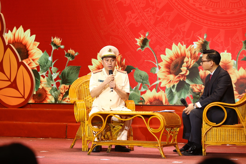 Trung tá Phạm Hồng Quân - Trưởng Công an xã Quang Trung, huyện Thạch Thất Hà Nội Trung tá Phạm Hồng Quân - Trưởng Công an xã Quang Trung, huyện Thạch Thất Hà Nội