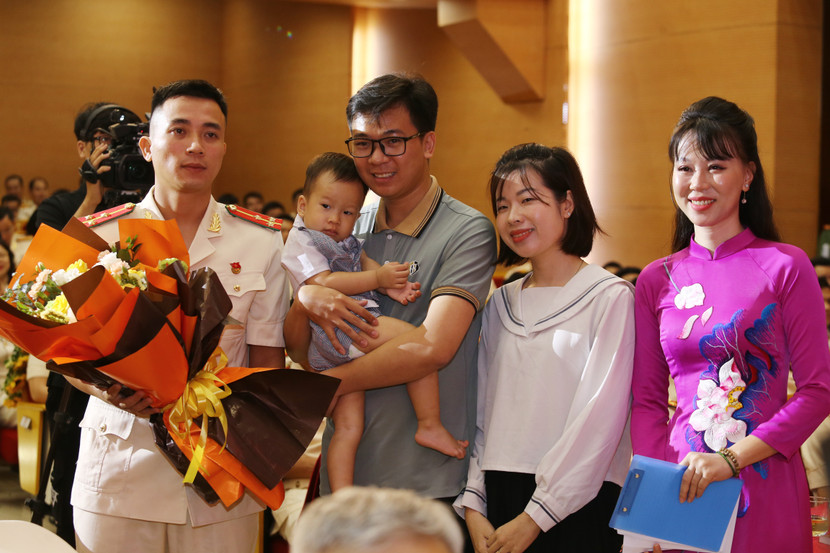 Gia đình anh Kỳ gặp lại các cán bộ Cảnh sát PCCC và CNCH Công an Thủ đô đã không quản ngại hiểm nguy cứu thoát cả gia đình khỏi "biển lửa" Gia đình anh Kỳ gặp lại các cán bộ Cảnh sát PCCC và CNCH Công an Thủ đô đã không quản ngại hiểm nguy cứu thoát cả gia đình khỏi "biển lửa"