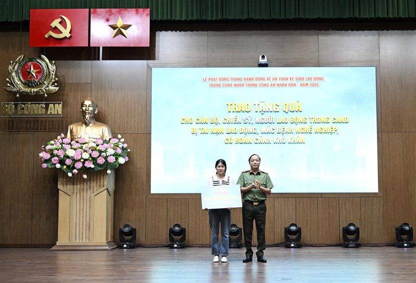 Thứ trưởng Đặng Hồng Đức trao kinh phí Mái ấm công đoàn hỗ trợ người lao động có hoàn cảnh khó khăn