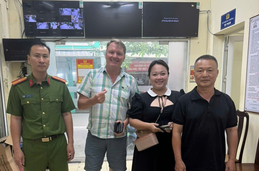 Công an phường Vĩnh Tuy hỗ trợ tìm và trả lại tài sản đánh rơi cho vị khách quốc tế Công an phường Vĩnh Tuy hỗ trợ tìm và trả lại tài sản đánh rơi cho vị khách quốc tế