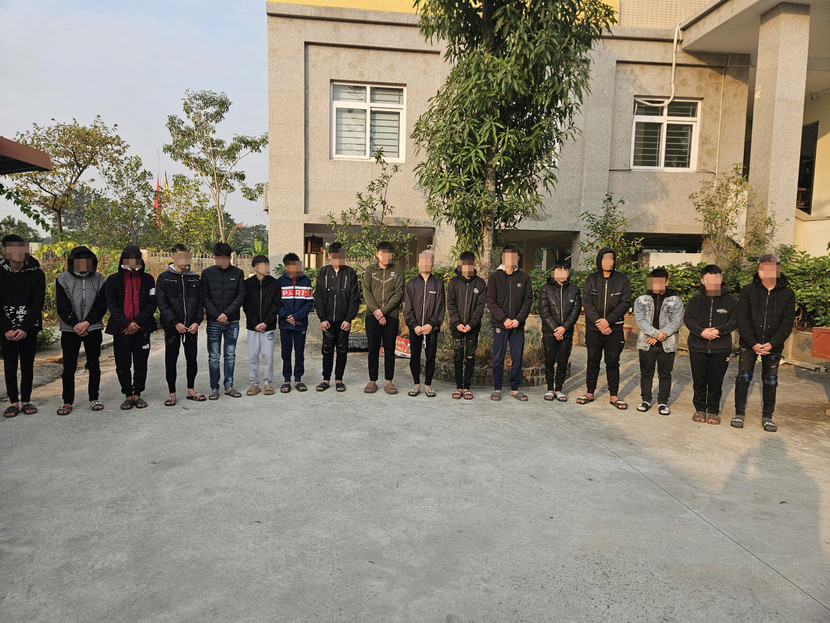 Nhóm thanh thiếu niên không có giấy phép lái xe, điều khiển xe máy kẹp 3, không mũ...