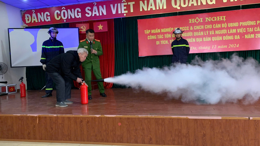 Hướng dẫn người dân sử dụng các thiết bị chữa cháy Hướng dẫn người dân sử dụng các thiết bị chữa cháy