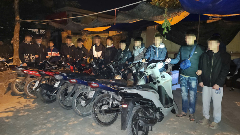 Nhóm choai choai hẹn nhau qua mạng xã hội để tụ tập