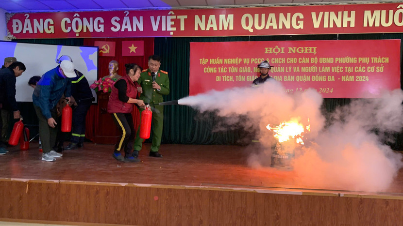 Thực hành sử dụng bình chữa cháy mini Thực hành sử dụng bình chữa cháy mini