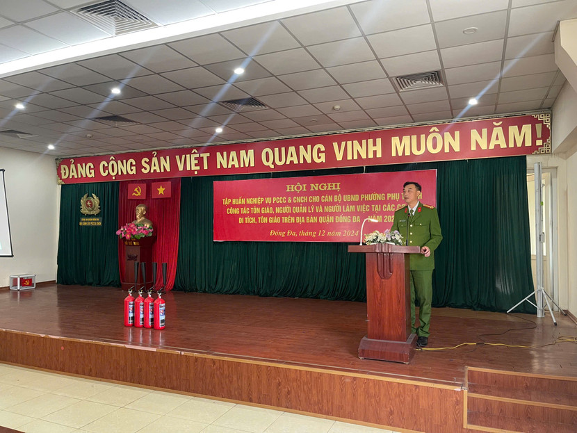 Thượng tá Nguyễn Minh Thành - Phó Trưởng Công an quận Đống Đa phát biểu khai mạc hội nghị Thượng tá Nguyễn Minh Thành - Phó Trưởng Công an quận Đống Đa phát biểu khai mạc hội nghị