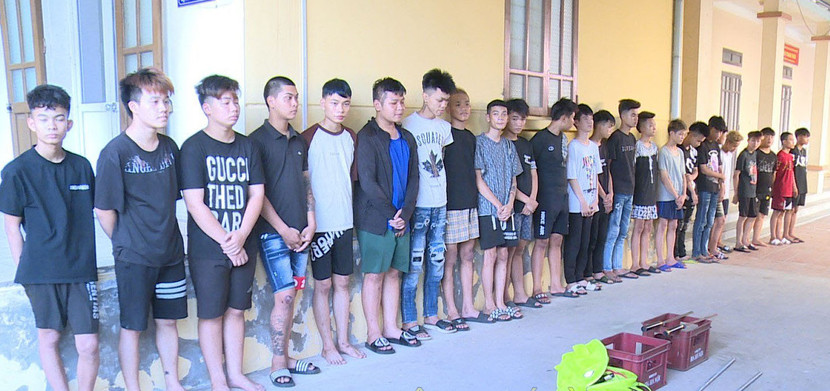 Cơ quan điều tra đưa các đối tượng cùng tang vật về trụ sở để đấu tranh làm rõ