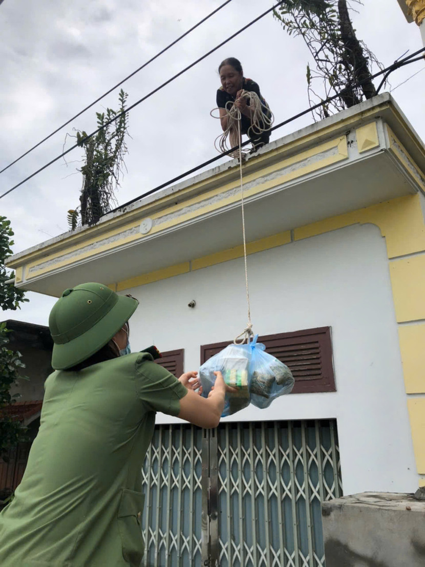 CBCS tiếp tế lương thực cho người dân bị cô lập trong lũ