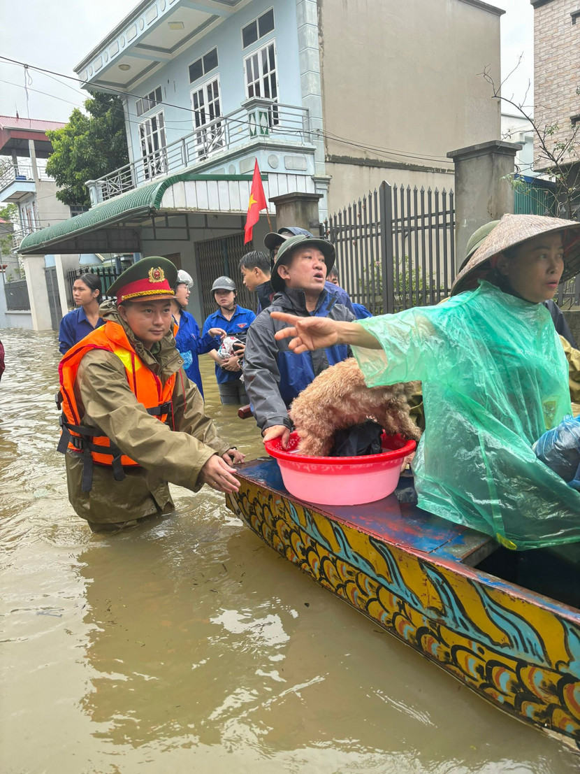 Nỗ lực của lực lượng Công an huyện Quốc Oai trong bảo vệ nhân dân trước trận ngập lụt lịch sử