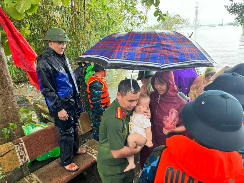 Những em nhỏ được cán bộ Công an ân cần chở che